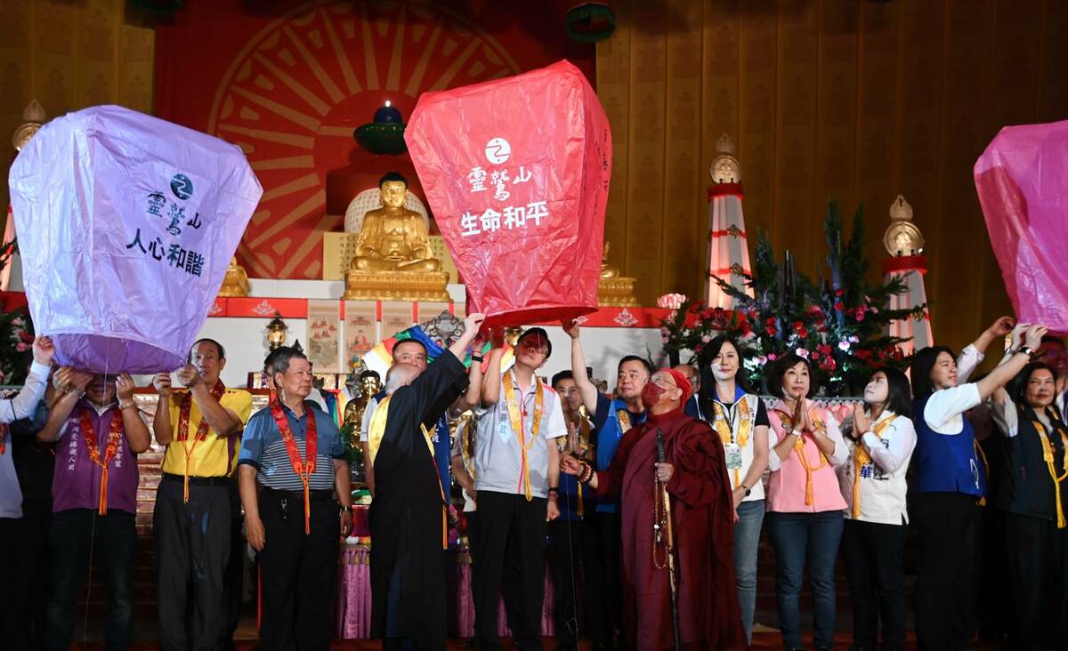 靈鷲山第30屆水陸空大法會晚間在桃園巨蛋舉辦盛大的「宗教聯合祈福會」。 圖：桃園市政府／提供