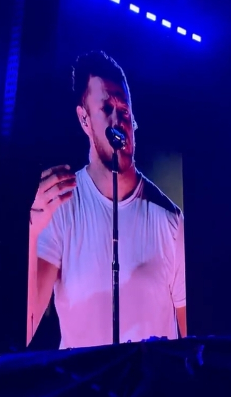 唱兼鍵盤手夫洛爾（Brandon Flowers）更是呼籲歌迷們將「俄羅斯人視為兄弟」。 圖：擷取自社群媒體「X」（原推特）@araz0r_