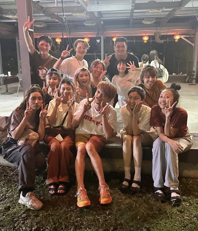 蔡阿嘎（前中）被員工們灌醉，在合照時嘟嘴裝可愛。 圖：翻攝自蔡阿嘎IG