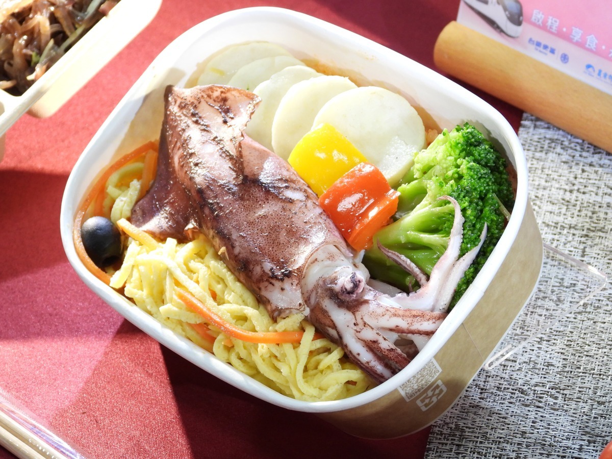 台鐵近日又推出特色便當，此次以西班牙海鮮風味燉飯為靈感推出，主菜是香烤小卷，佐以炒雙絲等。 圖：台鐵局／提供