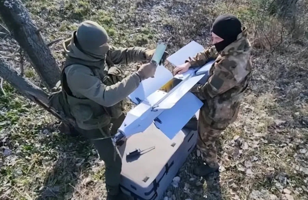 俄軍操控柳葉刀自殺無人機。 圖 : 翻攝自騰訊網/浩外同學