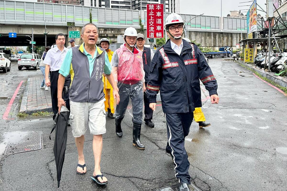 陳其邁(右一)視察九如高速北上匝道積水情形。 圖：高雄市政府提供