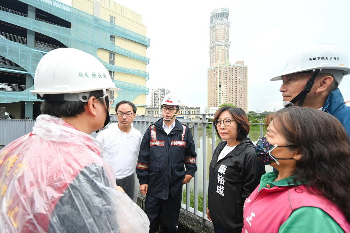 陳其邁(中)視察十全滯洪池。 圖：高雄市政府提供