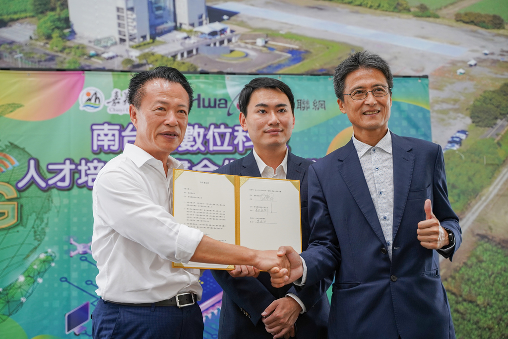 嘉義縣長翁章梁代表嘉義縣政府與華電聯網簽署合作備忘錄(MOU)。 圖：陳冠廷辦公室提供
