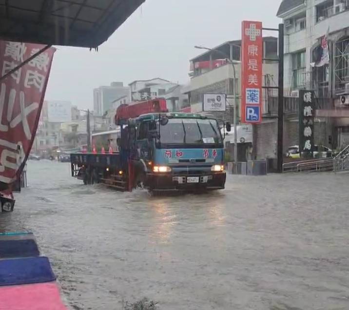 高雄今（17）天強降雨，出現淹水的狀況。 圖：孫家銘翻攝