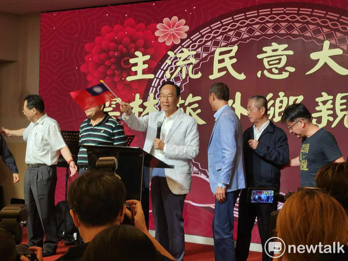 鴻海創辦人郭台銘以大野狼與三隻小豬的故事，邀請柯文哲、侯友宜談合作。 圖：黃建豪/攝