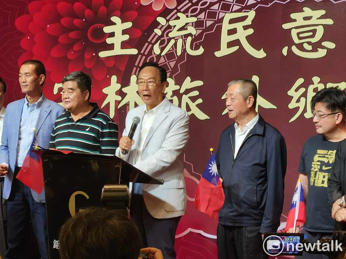 鴻海創辦人郭台銘以大野狼與三隻小豬的故事，邀請柯文哲、侯友宜談合作。 圖：黃建豪/攝