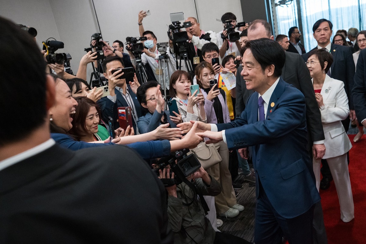 副總統賴清德此次出訪巴拉圭，所到之處人氣爆棚，而且深受女性歡迎，是不少人眼中的「暖男」。 圖：翻攝自賴清德臉書