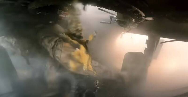悍馬遭俄軍砲擊命中，車頭幾乎全毀，車組員則快速撤離。 圖：翻攝Nucking_futs_yuri YouTube