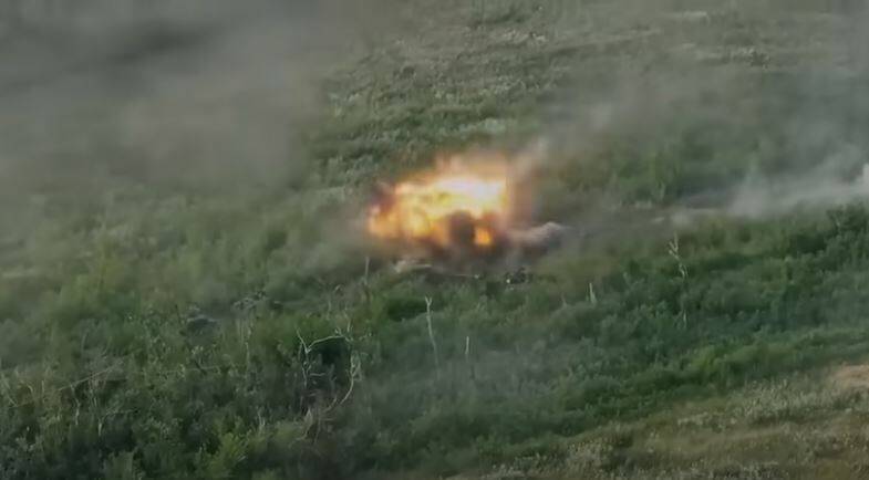 悍馬遭俄軍砲擊命中瞬間。 圖：翻攝Nucking_futs_yuri YouTube