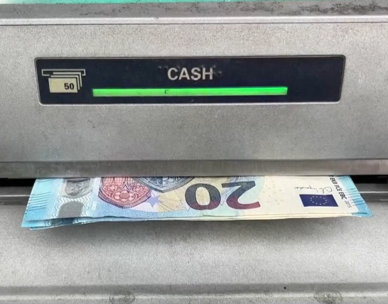 愛爾蘭銀行的應用程式近期出現技術故障，很多賬戶里沒錢的客戶，也能夠從相關賬戶中提現或轉賬。 圖：翻攝自環球網