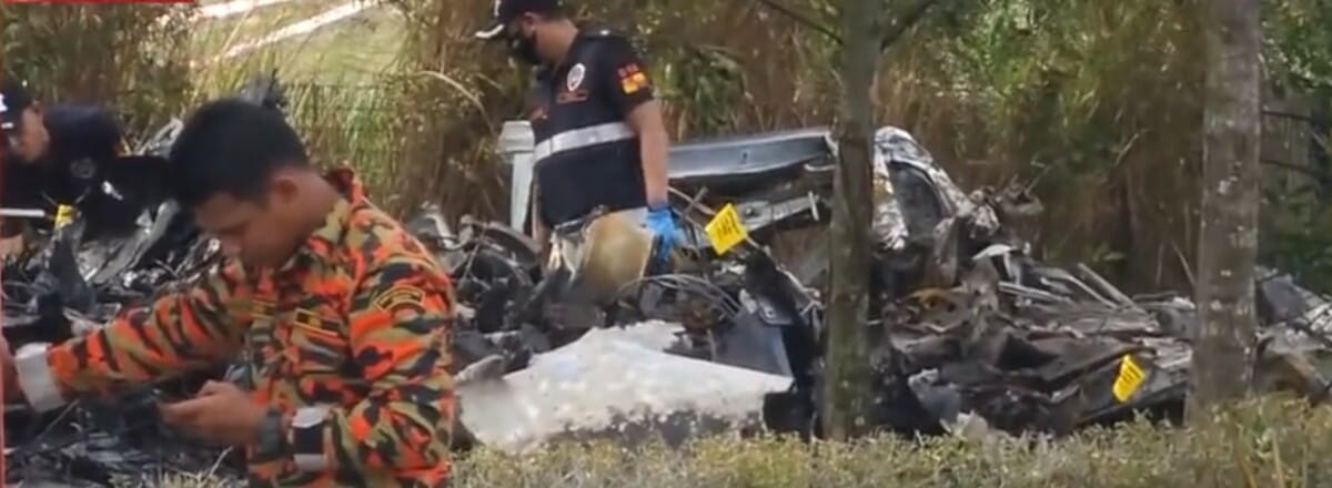 警方和消防隊員，站在飛機殘骸旁。 圖：翻攝自世面