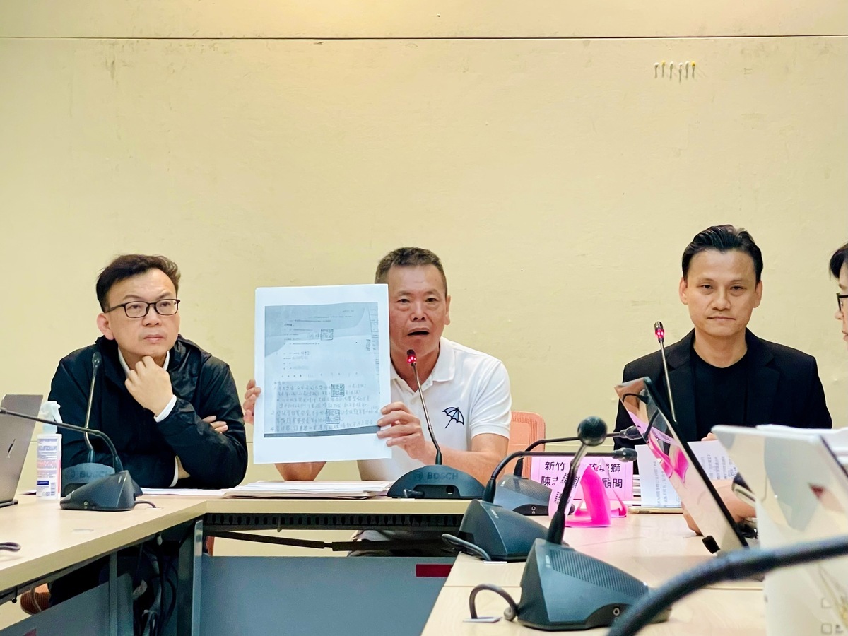 國民黨立委林為洲、鄭正鈐與攻城獅球團今就林秉聖合約爭議，在立法院召開記者會。 圖：林為洲辦公室/提供