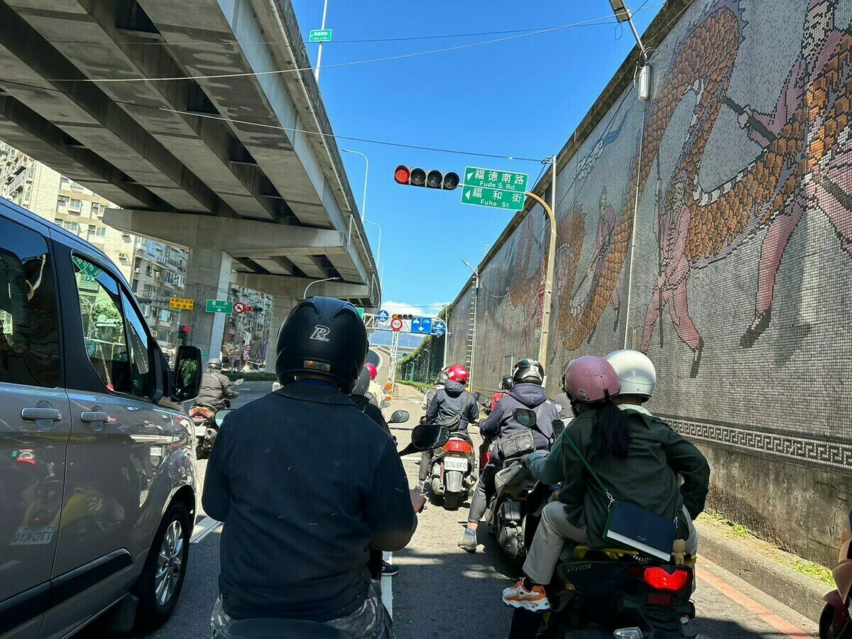 交通部指出，9月單月共有3萬2428件事故，其中機車事故死亡152人死亡，較去年同期增加11.8%。針對對無照駕駛修法，交通部表示，已呈報行政院，預計12月19日由行政院政委召開會議審查。 圖：林岑韋／攝（示意圖）