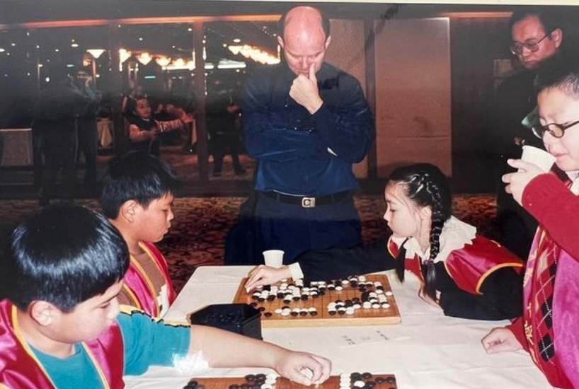 黑嘉嘉曬出童年下棋時的照片，溢出的嘴邊肉相當可愛。 圖：翻攝自黑嘉嘉IG