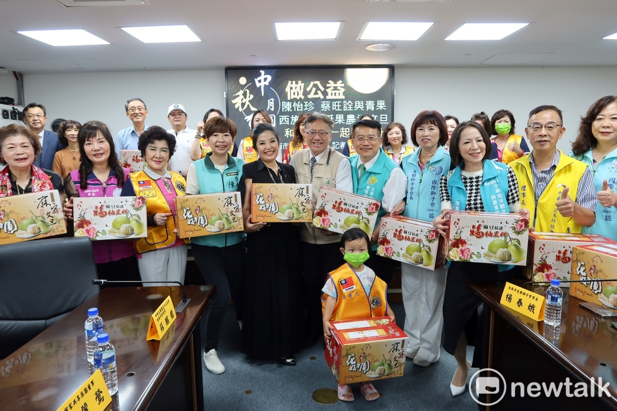 為了讓弱勢家庭也能感受佳節的氛圍過個暖暖的中秋，台南市議員陳怡珍、蔡旺詮和台南市百業國際安平學會理事長顏嘉縈共同發起中秋公益活動，主打「您買一盒，我們再為您捐一盒」，分送給弱勢家庭。 圖：黃博郎／攝