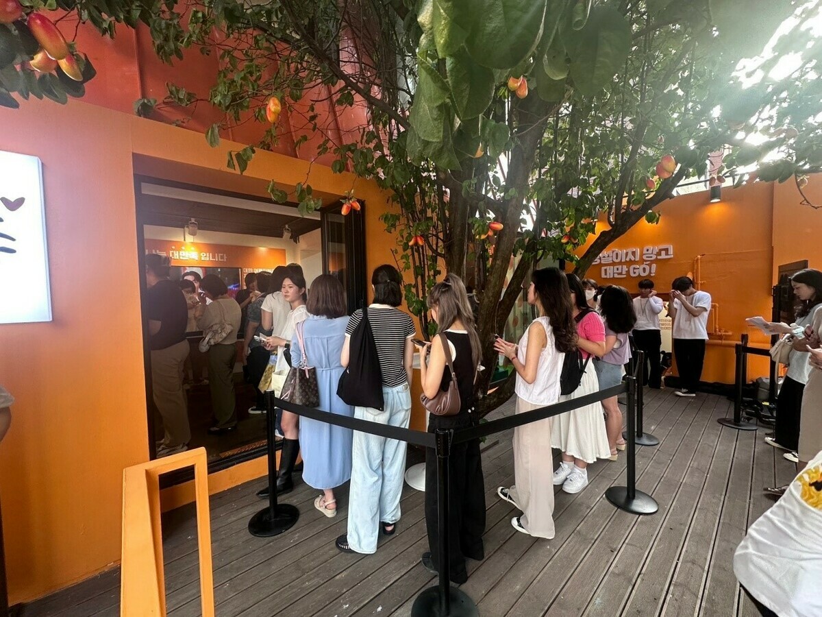 排隊參加首爾快閃店活動的人潮。 圖：交通部觀光局／提供