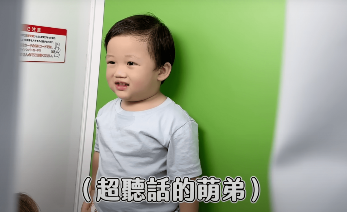 萌弟因為第一次對著機器拍有些緊張，一下露出尷尬表情一下露齒笑。 圖：翻攝自YT/那對夫妻