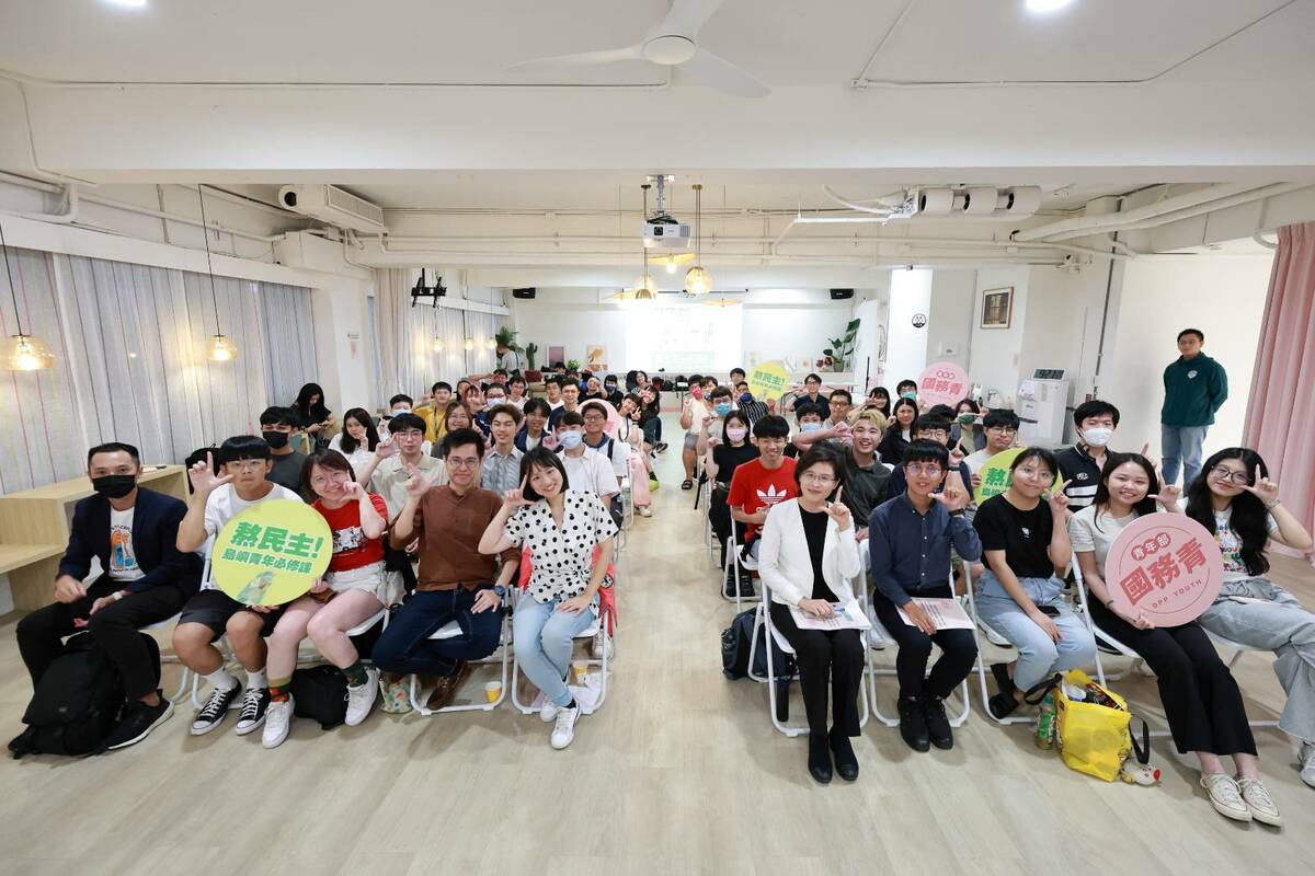 民進黨青年部昨天在台北舉辦「熬民主！島嶼青年必修課」講座。 圖：民進黨提供