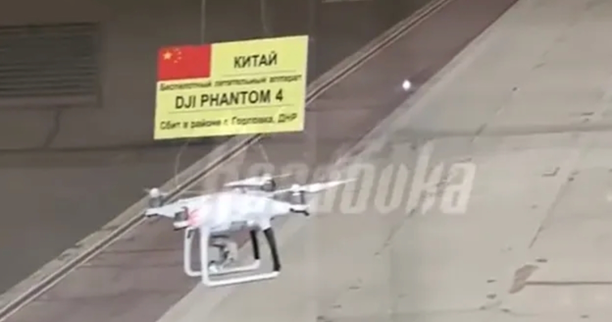 展覽中出現了中國製無人機，甚至於一旁懸掛中國國旗標明生產地，讓以往稱兄道弟的中國輿論炸鍋，氣憤地呼籲俄官方予以解釋。 圖：擷取自中國媒體《唐駁虎》