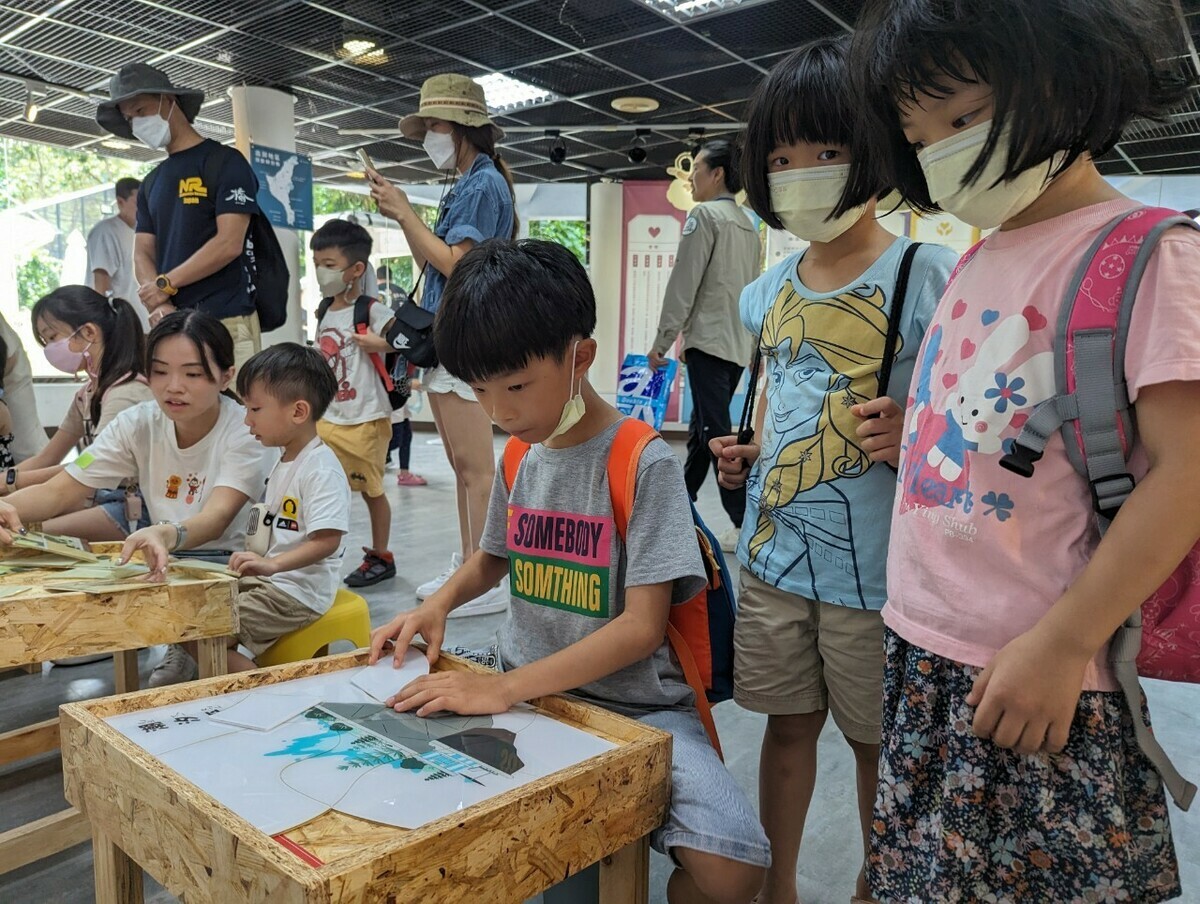 拼拼保安林假日活動，藉由拼圖競賽了解保安林的功能。 圖：林業署屏東分署／提供