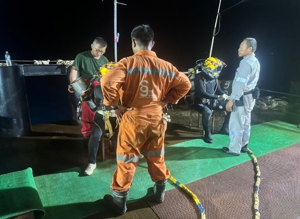 潛水人員下水前著裝準備。 圖：台灣港務公司／提供