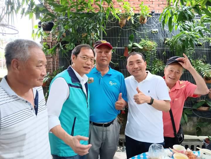 蘇清泉(左二)陪同侯友宜(右二)會見漁民代表。 圖：翻攝蘇清泉臉書