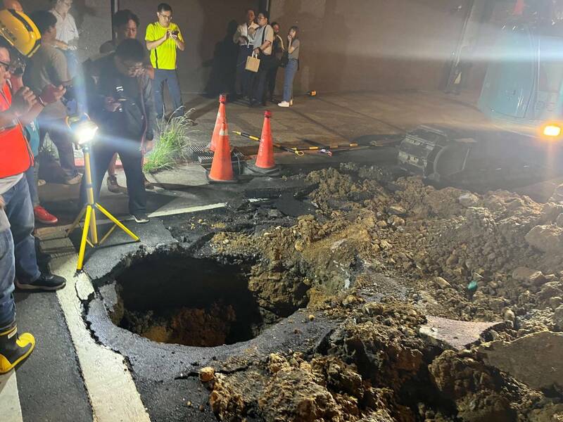 台北市南港路3段47巷與昆陽街60巷口，晚間發生道路塌陷，副市長李四川指示重機具進行開挖。 圖：台北市政府提供