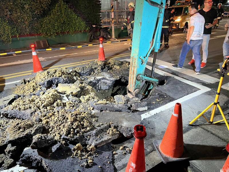台北市南港路3段47巷與昆陽街60巷口，晚間發生道路塌陷，副市長李四川指示重機具進行開挖。 圖：台北市政府提供