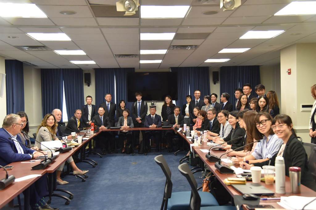 台美21世紀貿易倡議於美東時間8月14至18日於華府舉行新一階段會議，我方由行政院經貿談判辦公室楊珍妮副總談判代表偕同外交部、經濟部、衛福部、農業部、環境部、勞動部、海洋委員會等相關單位參加，美方由貿易代表署（USTR）助理貿易談判代表Terry McCartin及AIT率相關單位代表參加進行會商。 圖片來源/經貿辦