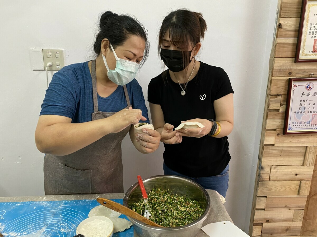劉語喬（左）在移民署教大家做韭菜盒子。 圖：嘉義移民署/提供