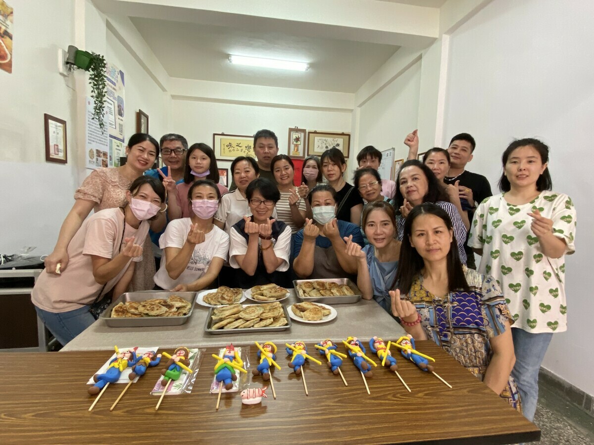 劉語喬（左）在移民署教大家做韭菜盒子，分享不同的文化。 圖：嘉義移民署/提供