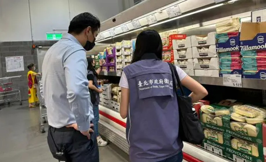 好市多進口「Sonoma精選乾酪綜合包」檢出農藥，北市衛生局、法務局到好市多進行查核。 圖：台北市政府提供