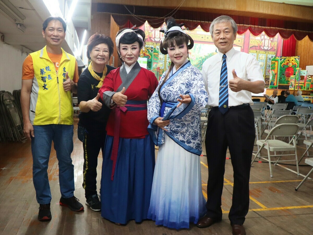 蔡智文(左一)到場鼓勵「千歲歌仔戲團」。 圖：高雄市教育局提供