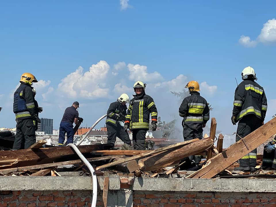 烏克蘭北部古城切爾尼戈夫市中心19日遭俄羅斯飛彈攻擊，造成7人死亡。 圖：取自facebook.com/MNS.GOV.UA