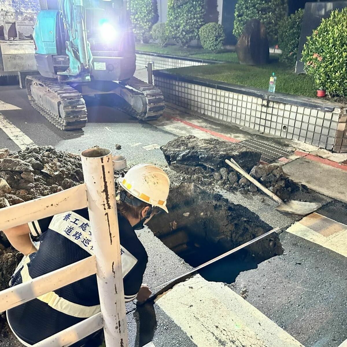 台北市近來一連出現 4 處天坑，南投、高雄深陷水患之苦，極端氣候議題引發關注。 圖：擷取自顏若芳臉書
