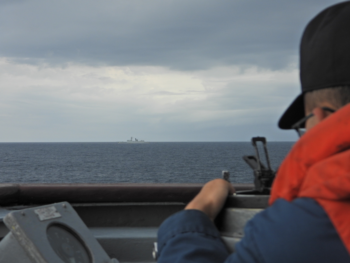 海軍田單艦監控中共徐州艦。 圖 : 軍聞社提供