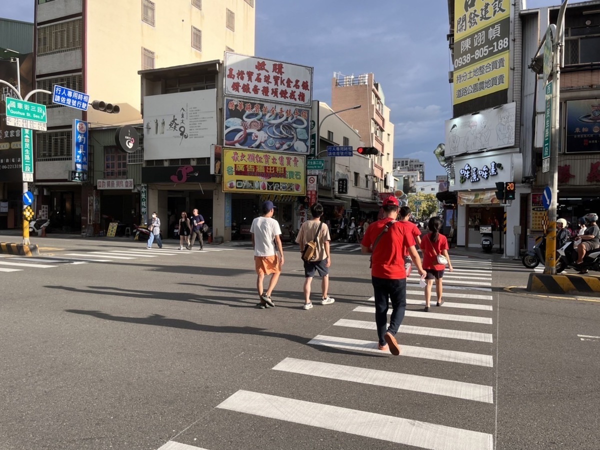 為建立友善行人的通行環境，台南市政府持續推動人本交通政策，積極辦理各項改善工程、落實教育和執法。今年已向中央申請「提升道路品質計畫補助」和「校園周邊暨行車安全道路改善計畫」共計超過21億，以改善計畫內道路的行人環境和27條通學步道。 圖：台南市政府提供