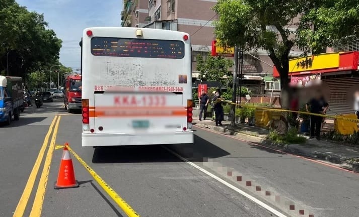 新北中和公車疑似左轉未禮讓行人，82 歲老翁過馬路時慘遭輾斃。 圖：翻攝畫面
