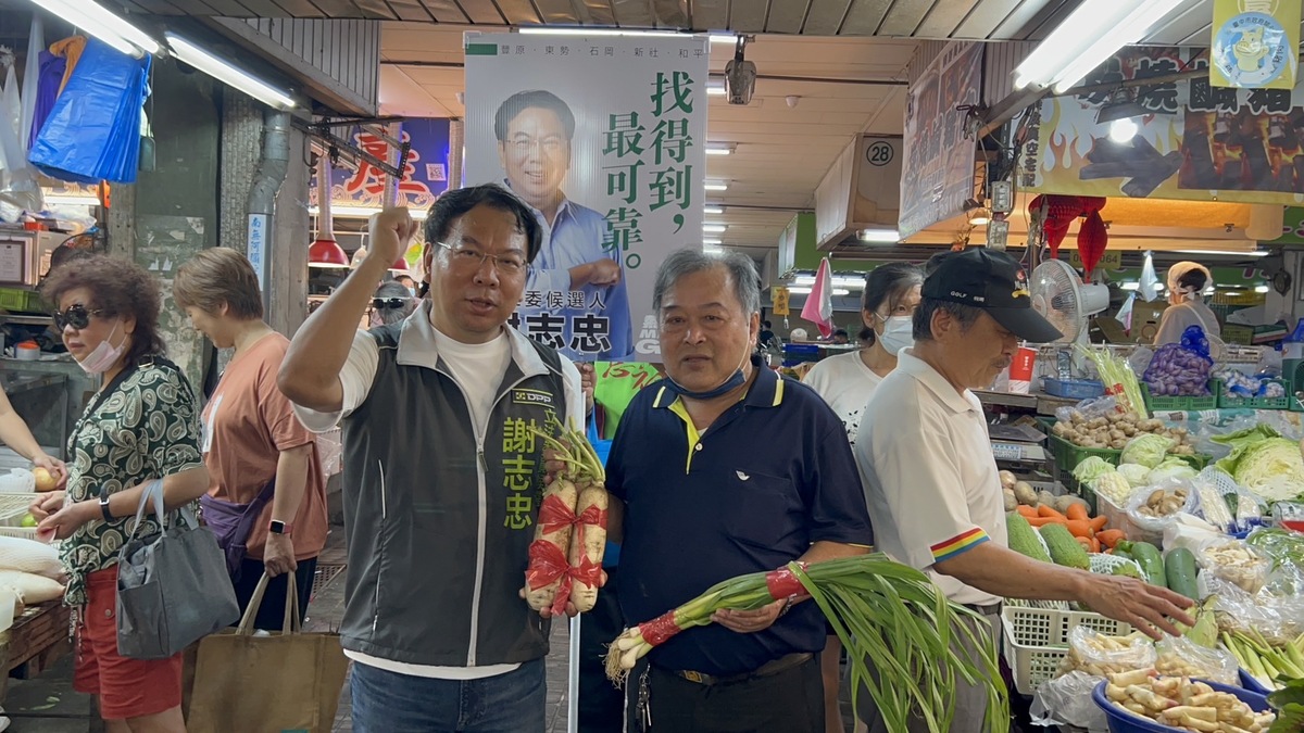 自治會會長送上蘿蔔、蒜苗，象徵好彩頭、凍蒜。 謝志忠/提供