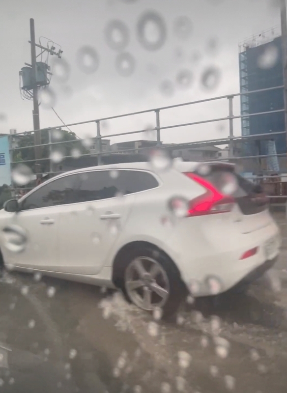 三峽北大特區道路積水。網友稱好一陣子沒淹成這樣了。 圖：擷取自臉書臉書邵雅萍 （邵小天）
