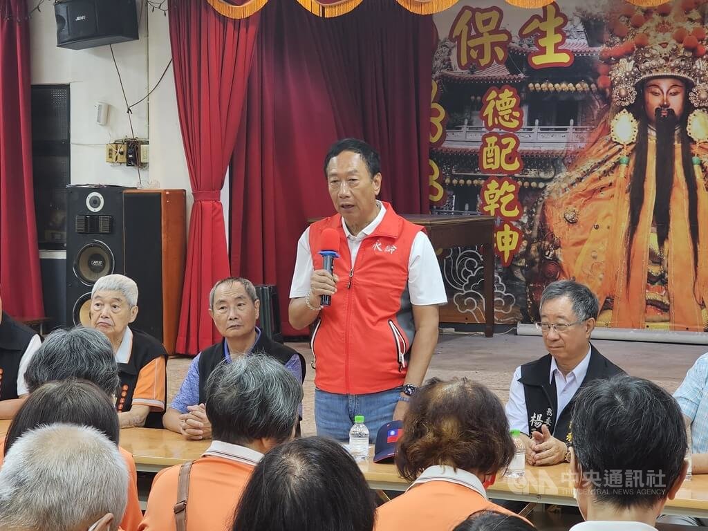 鴻海集團創辦人郭台銘（持麥克風者）20日前往新北市板橋區潮和宮開講，談及社宅議題時他表示，政府若來蓋社宅很難杜絕弊端，應該說服建商來蓋社宅，由政府釋出並調配土地，讓建商有一定比例利潤。 圖：中央社提供