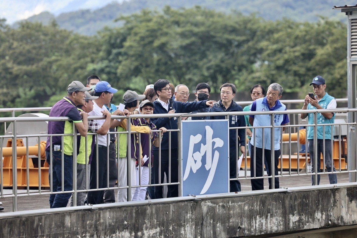 陳其邁與地方民代視察甲仙攔河堰。 圖:高雄市政府提供