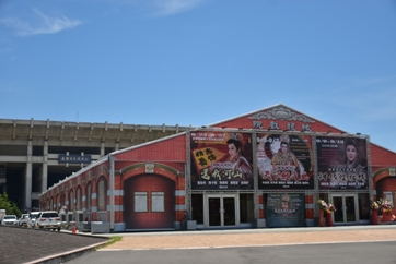 台灣首創歌仔戲移動式戲院現身高雄市文化中心圓形廣場。 圖：孫家銘攝
