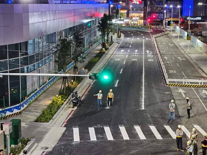 高雄車站站西路永久路型切換工程提早完工。 圖：翻攝陳其邁臉書