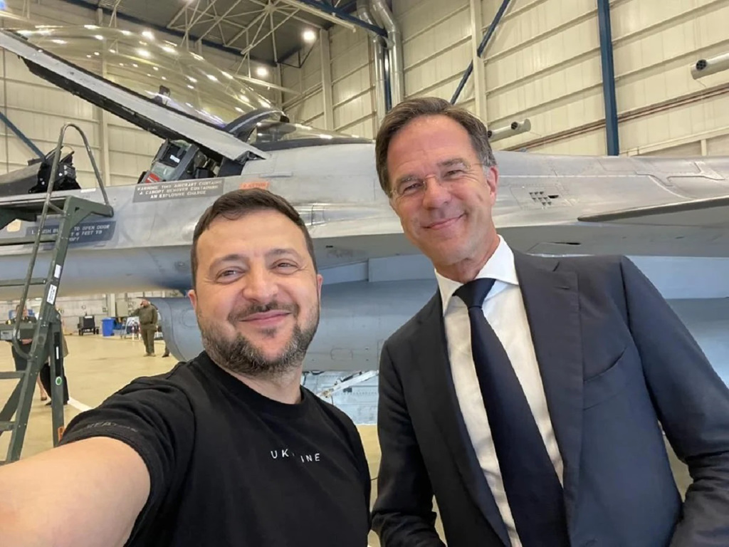 荷蘭於8月宣布將提供42架F-16戰機援助烏克蘭。圖為荷蘭首相呂特(右)和澤連斯基(左)檢閱停放機棚內的兩架F-16。 圖：翻攝澤連斯基「X」（資料照片）