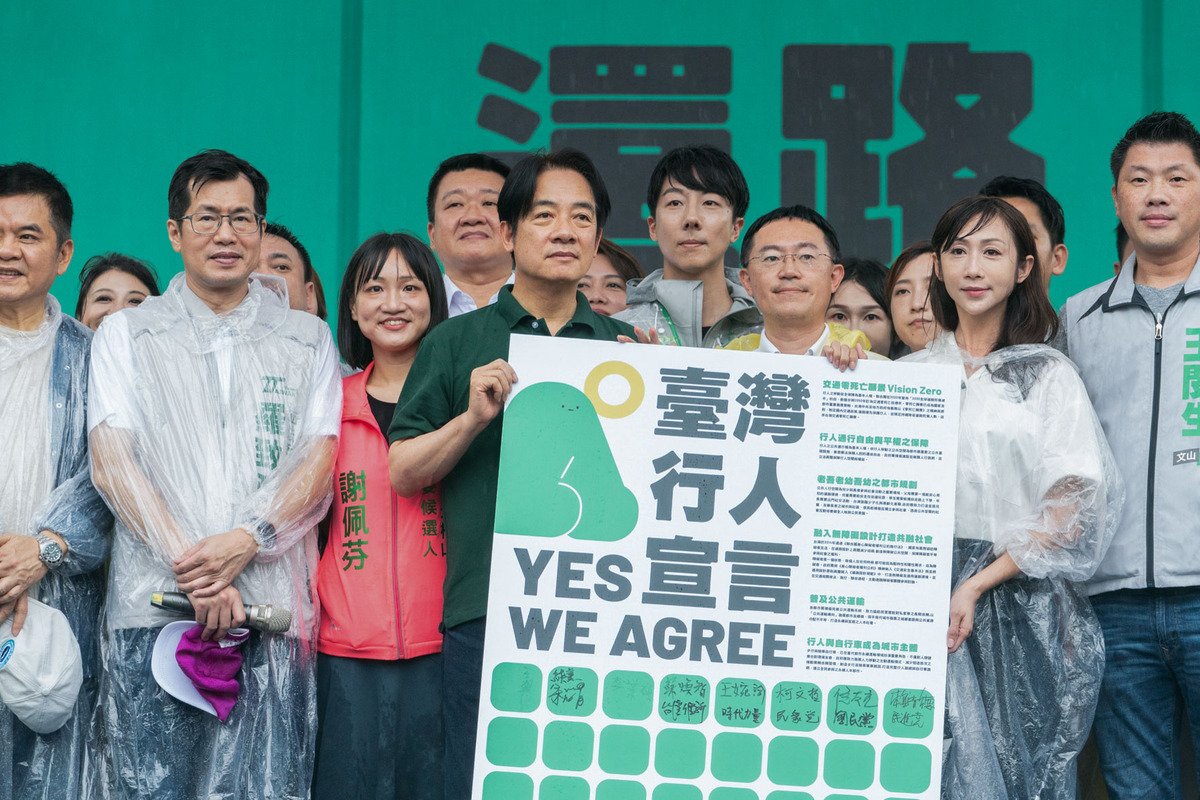 民進黨總統參選人賴清德（前排綠衣者）8月20日下午親自出席「還路於民大遊行」，做出改善行人地獄承諾，希望2040道安零死亡。 圖：翻攝自賴清德臉書
