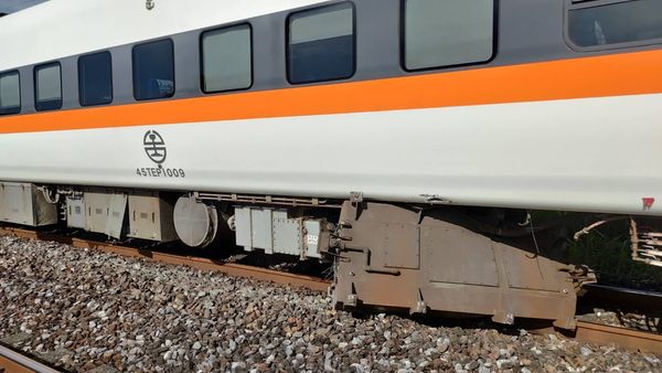 台東往樹林的太魯閣號，列車經過花蓮佳安段時發現列車第四節車廂，遭轎車闖入，且車輛因撞及造成凹陷。 圖：翻攝自台灣便當管理局-附屬鐵路部臉書