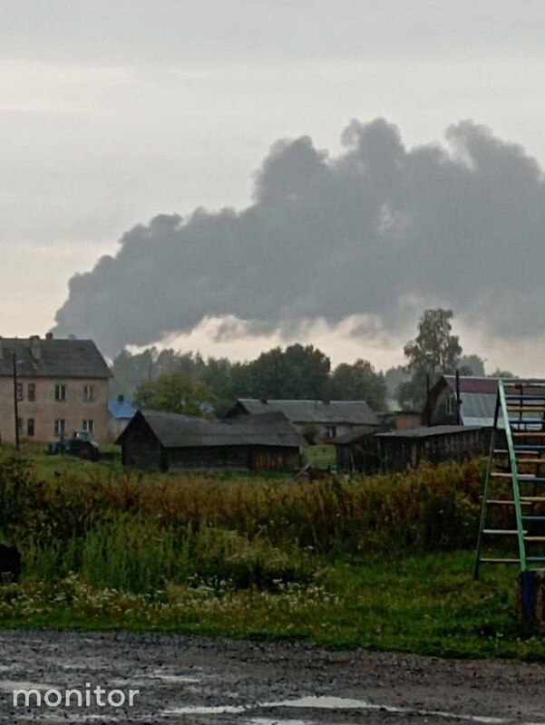 俄羅斯西北部諾夫哥羅州（Novgorod）Soltsy-2 軍事機場 19 日遭到烏軍無人機襲擊，攻擊當下冒出劇烈火勢及大量濃煙。 圖：翻攝自 X ／@Tendar