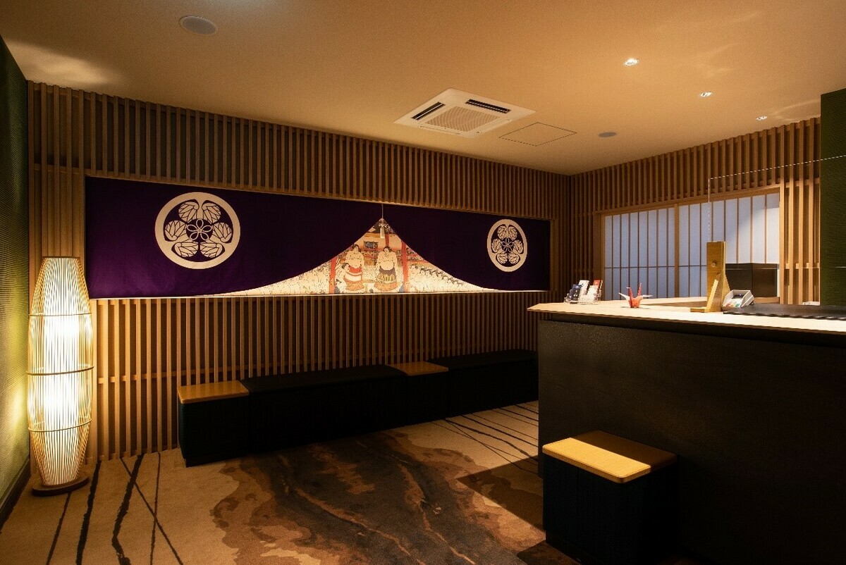 「Stay SAKURA Tokyo 淺草 橫綱Hotel」內部布置皆展現濃厚相撲文化色彩，彷彿置身於相撲大賽現場。 圖：東京觀光事務所台灣辦事處／提供